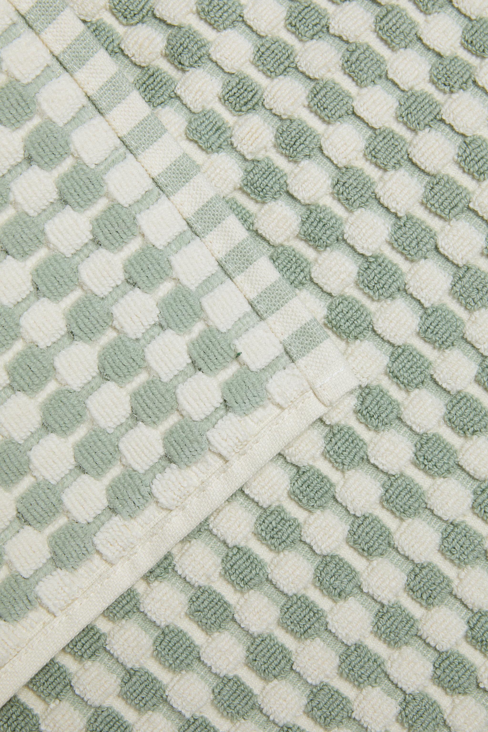 TEXTURED COTTON BATH TOWEL